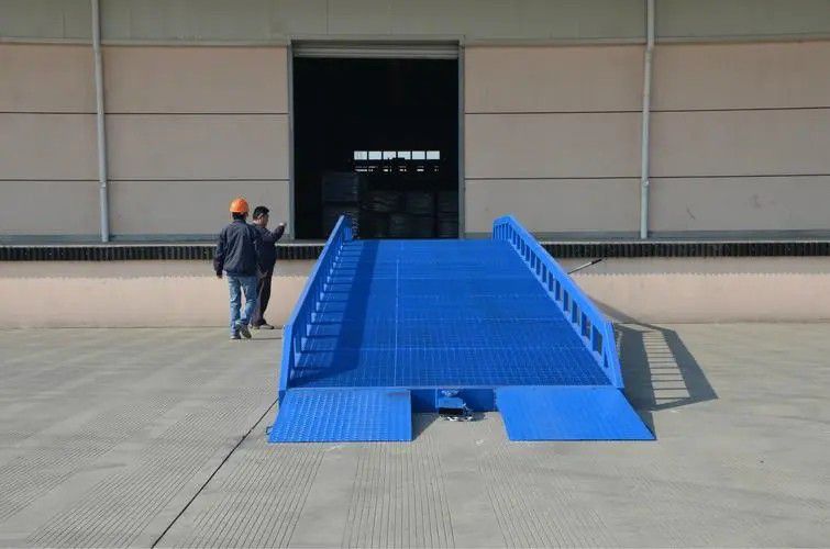 不错移动式液压登车桥